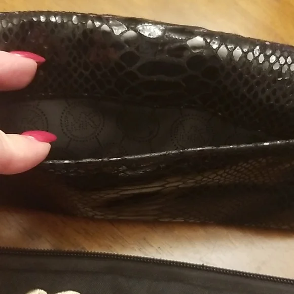$5 ITEM. Michael Kors wallet MUST BE BUNDLED WITH AT LEAST 2 OTHER ITEMS - Picture 7 of 8